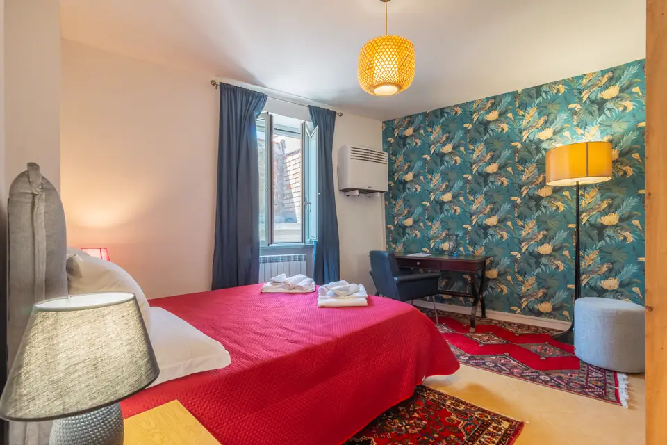 King-size bedroom with tropical wallpaper